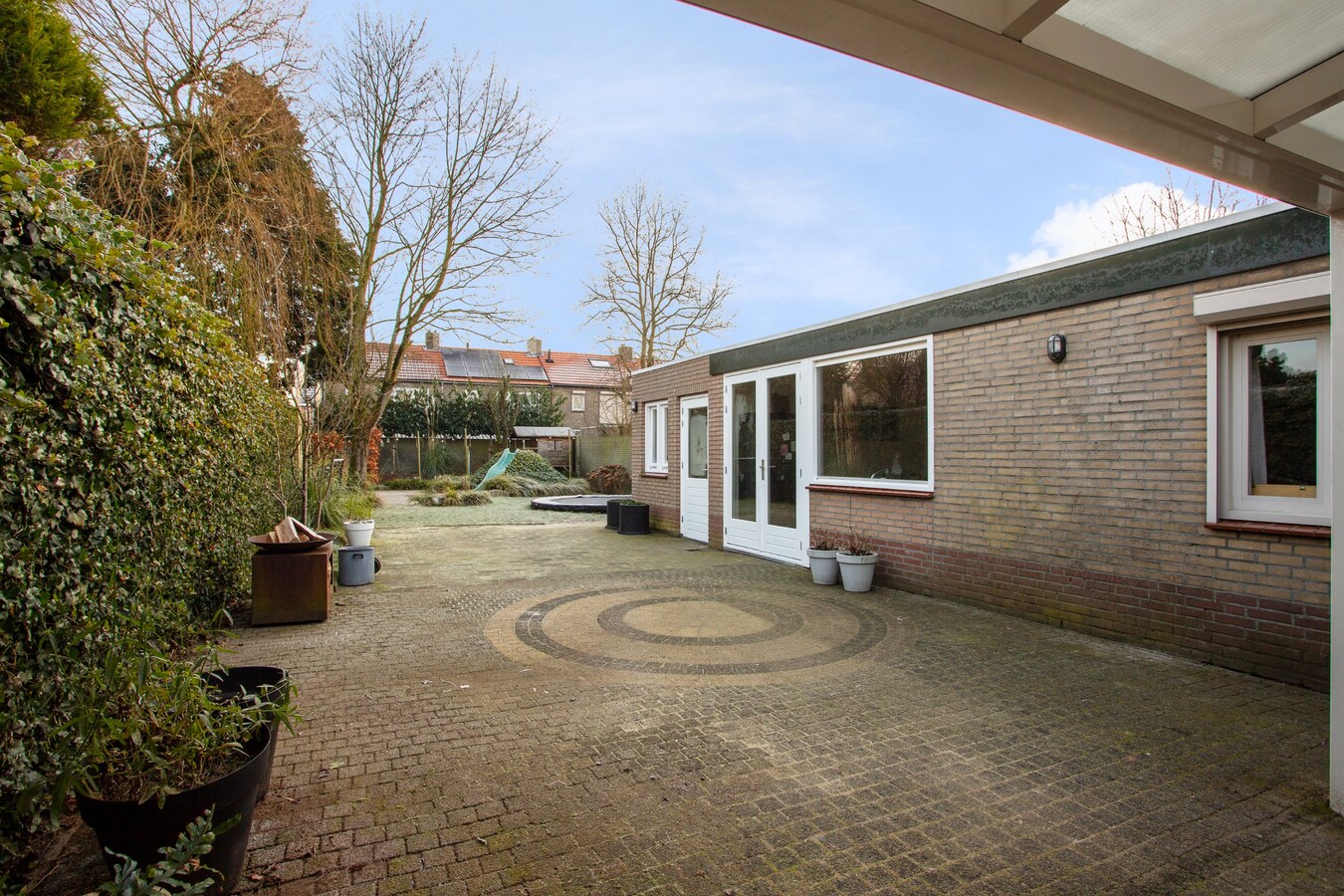 Zeer ruim halfvrijstaand woonhuis met aanpandige garage/berging en hobbyruimte/mantelzorgwoning. 