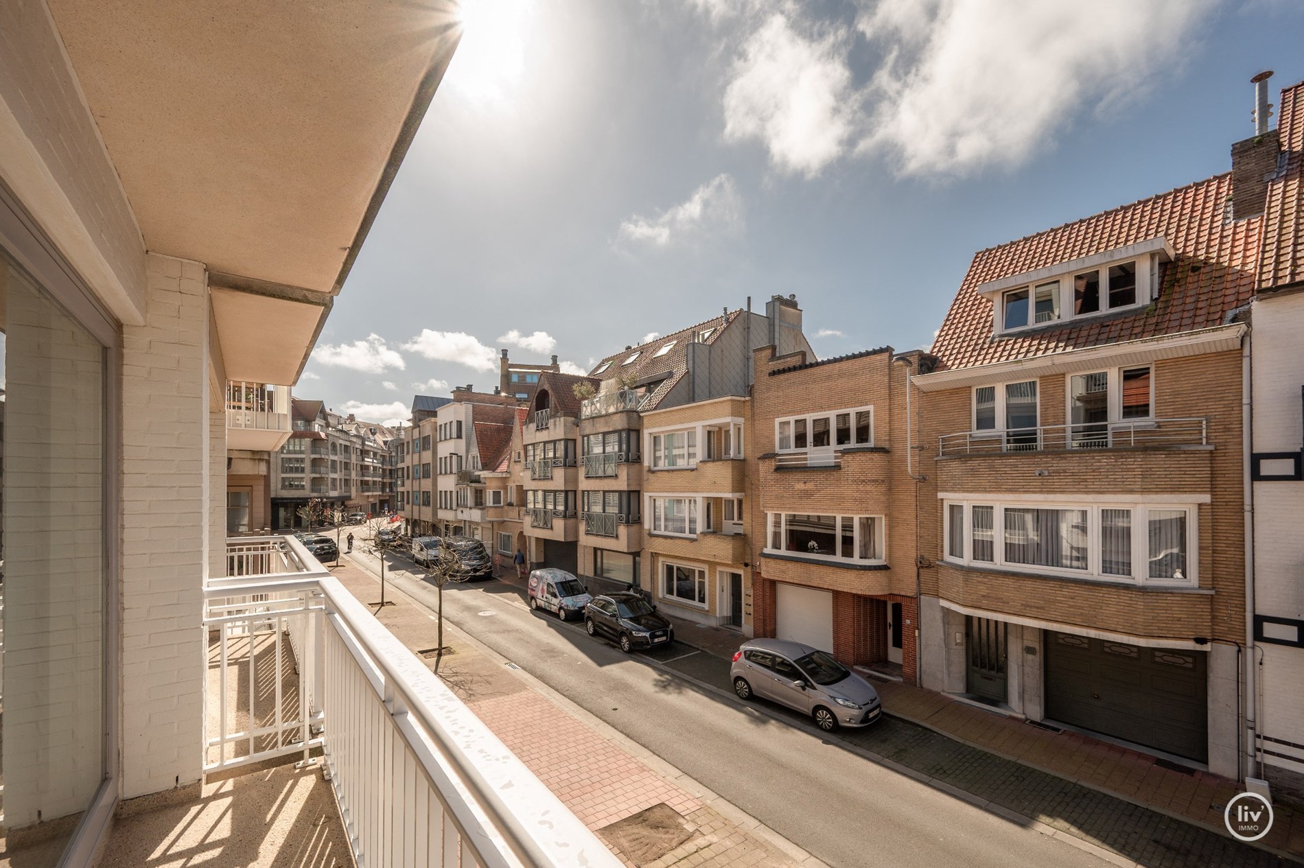 Aangenaam appartement met groot zonneterras gelegen in een rustige zijstraat van de Dumortierlaan. 