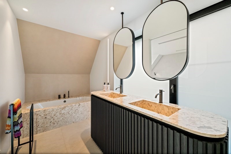 Magnifique villa jumelée récemment rénovée, située au calme entre le centre de Knokke et Le Zoute, avec une parfaite orientation Sud-Ouest. 