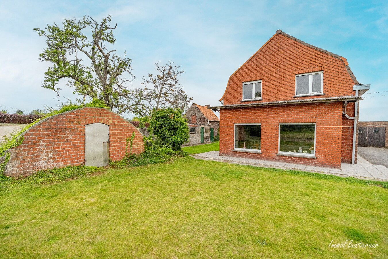 Te renoveren woning met bijgebouw en weiland op ca. 4813 m² 