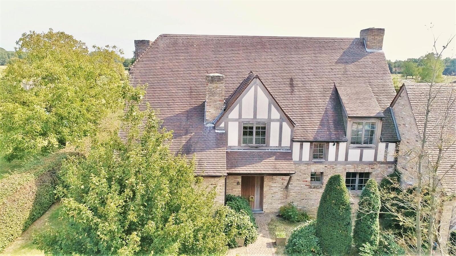 Exceptionally charming villa with horse accommodation and meadows on approximately 1,53ha in Keerberen (Flemish Brabant). 