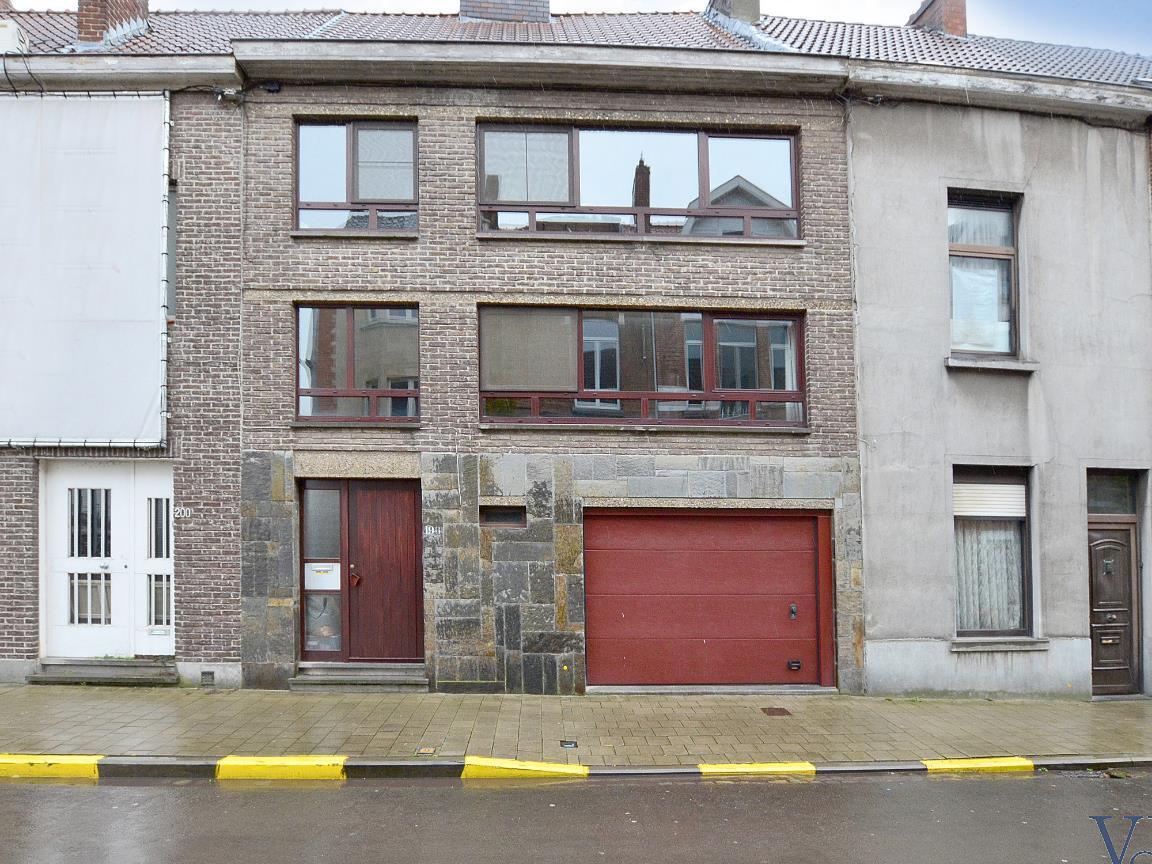 Ruime, degelijke bel-étage nabij Sint-Pieters-station. TOPPER !! 