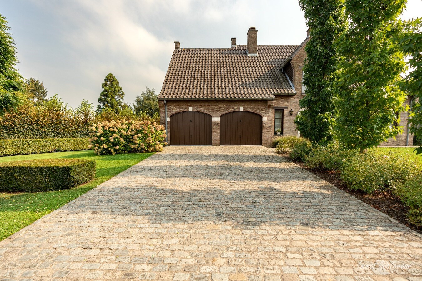 Prachtige villa met een ruim stalgebouw op ca. 2,2 ha te Dilsen-Stokkem 