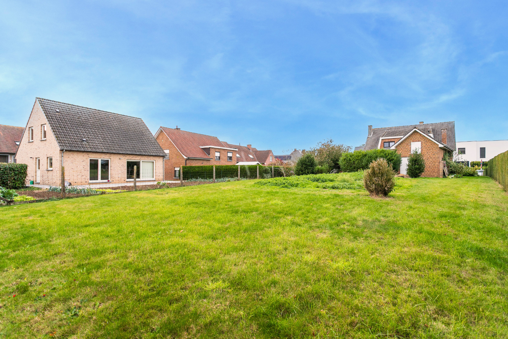 Ruime woning te Pajottegem met 4 slpks, garage en tuin op +-10a! 