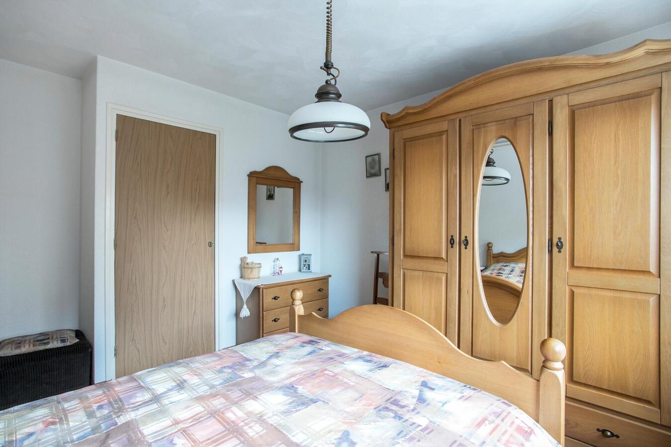 Nette 2-kapper met 4 slaapkamers en privacy biedende tuin gelegen op 346 m² ondergrond. 