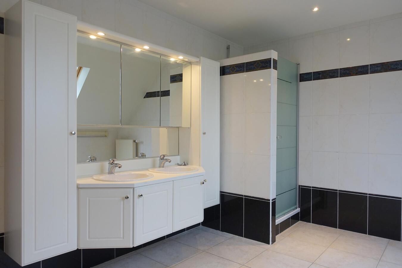 Zeer ruime villa gelegen te Bekegem 