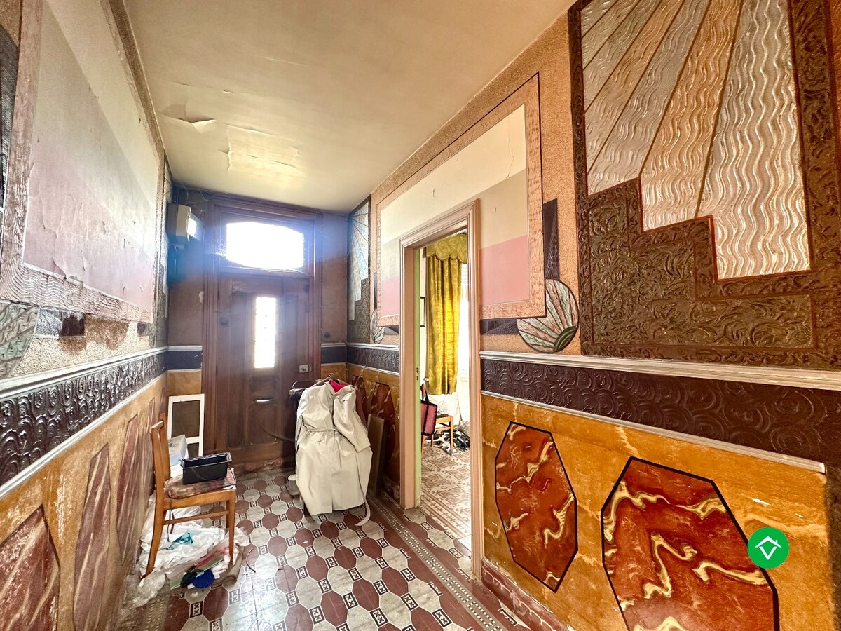 Te renoveren of te slopen woning op ruim perceel van 854 m² in Ichtegem - ideale opportuniteit voor wie wil bouwen of renoveren in een landelijke omgeving. 