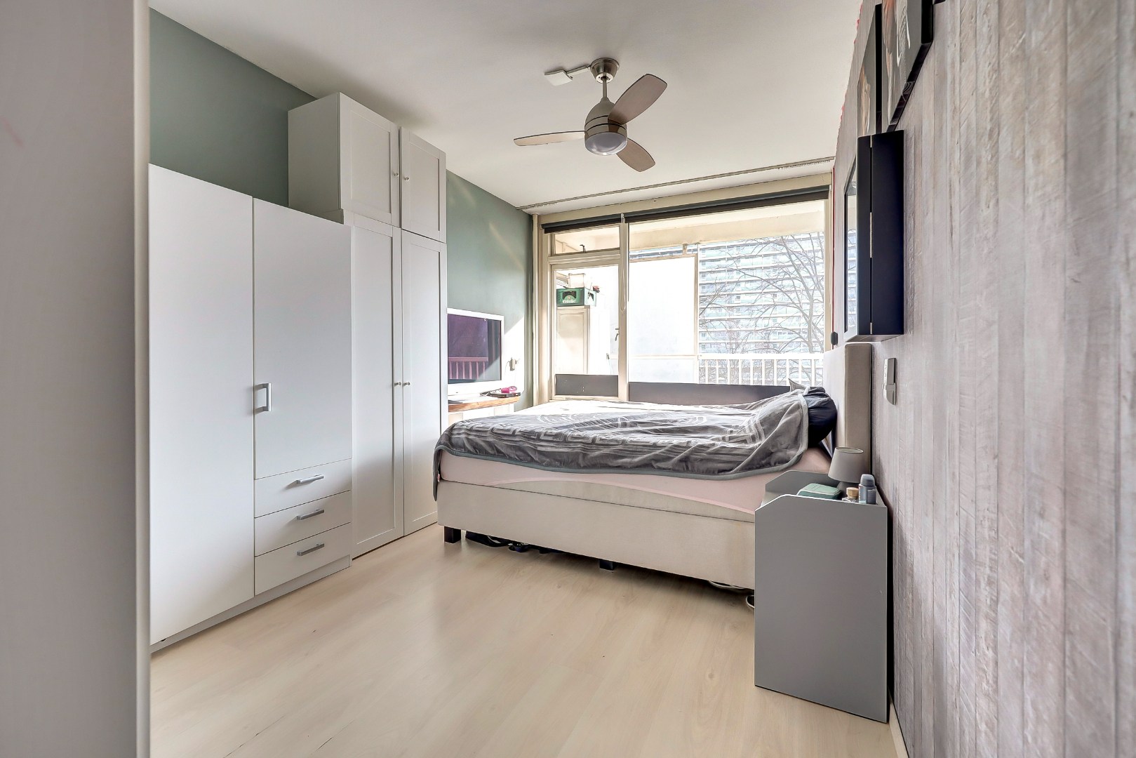 Dit lichte 4-kamer appartement op de 4e verdieping, met 3 slaapkamers, keurige keuken, balkon op het zuiden en berging in de onderbouw is gelegen in de populaire wijk "Ommoord". 