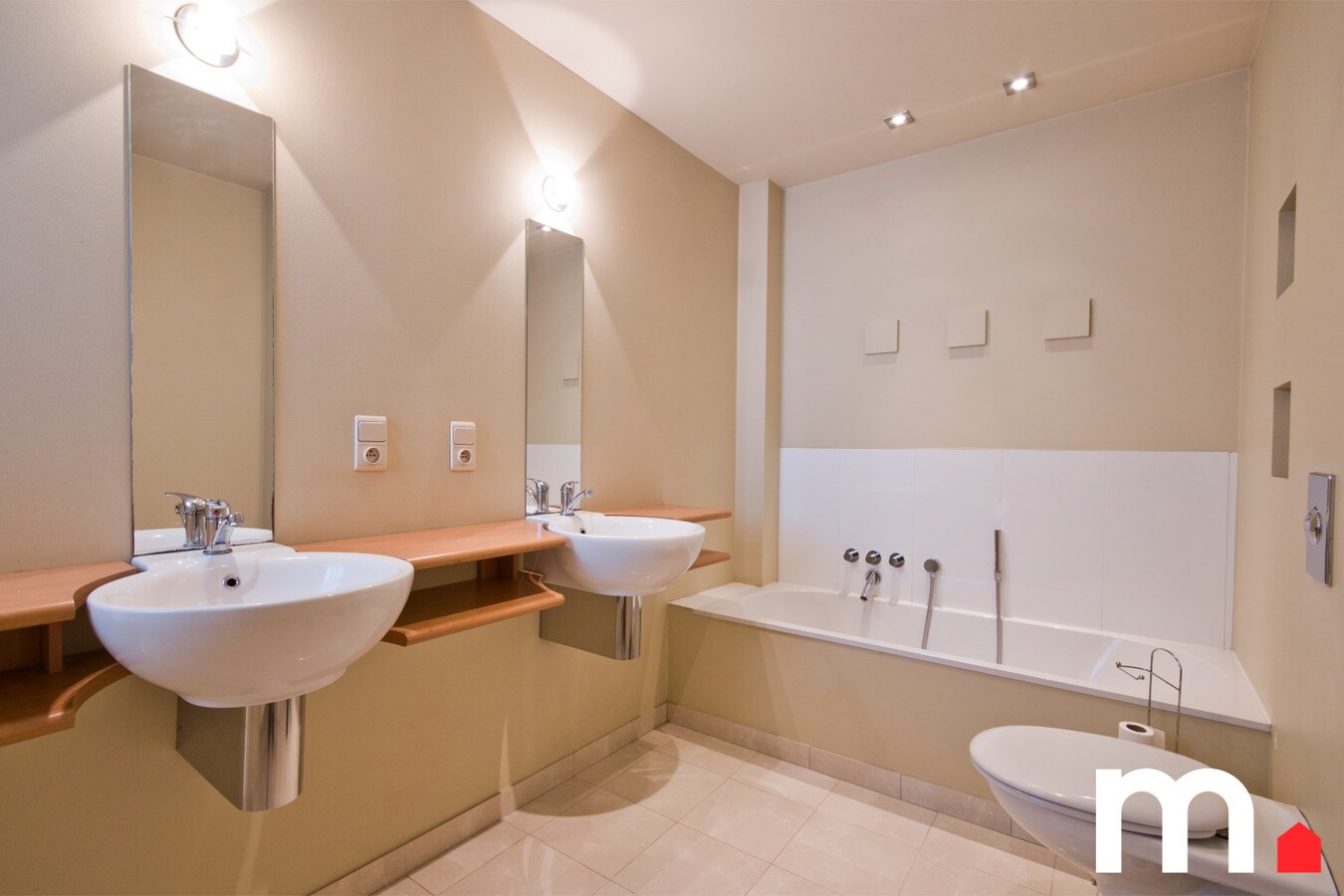 Multifunctioneel bedrijfsgebouw (Showroom + Atelier + Woning) op toplocatie te Rekkem ! 