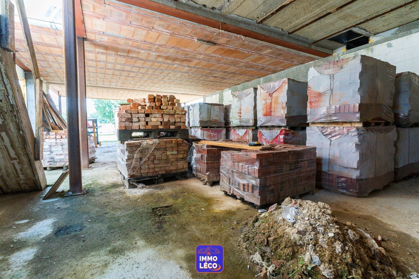 Nouvelle construction à parachever avec atelier, érigée sur 838m² ! SUPER POTENTIEL ! 