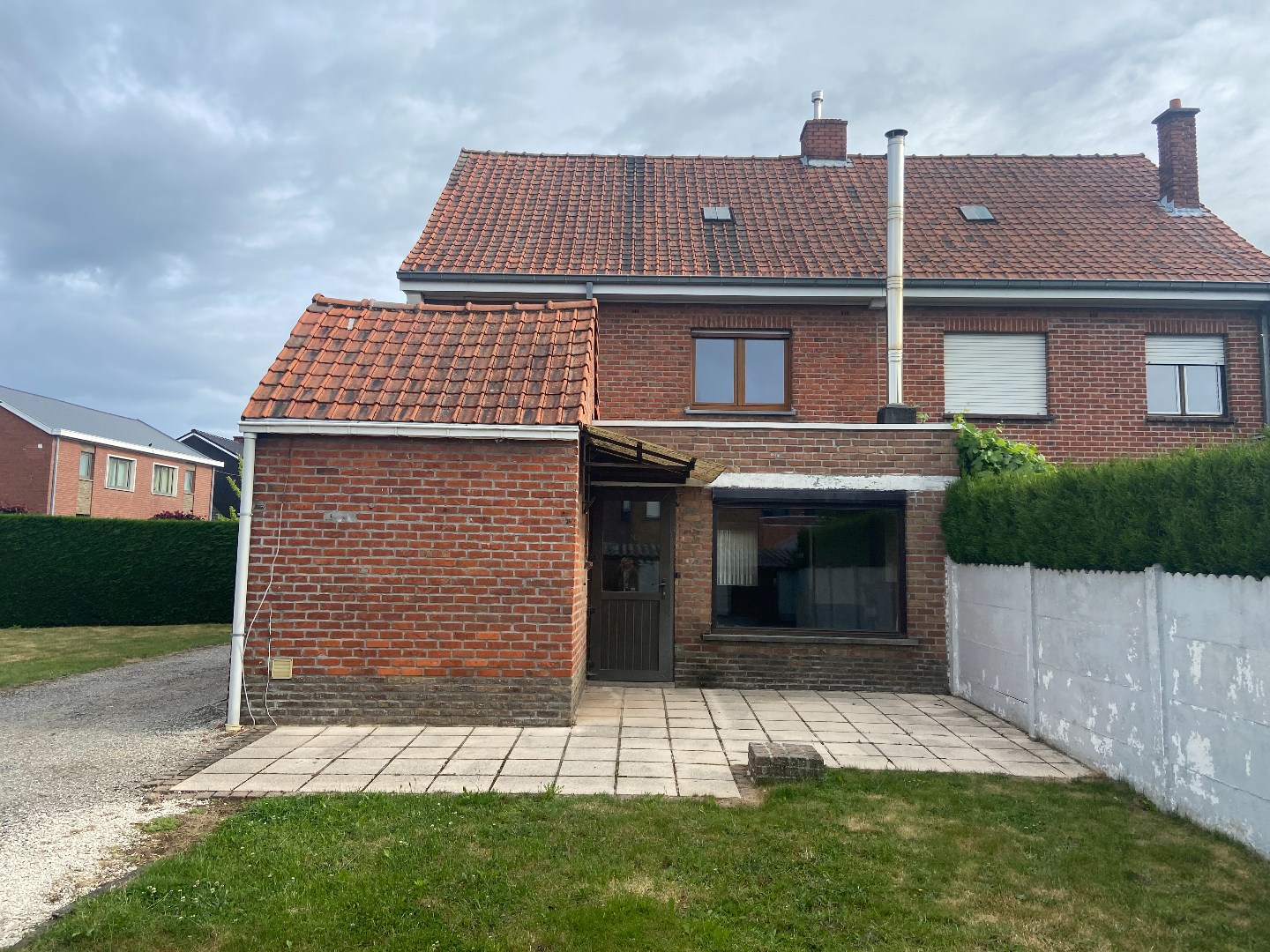 Degelijke halfopen bebouwing met groot potentieel op mooi hoekperceel van 524 m²! 