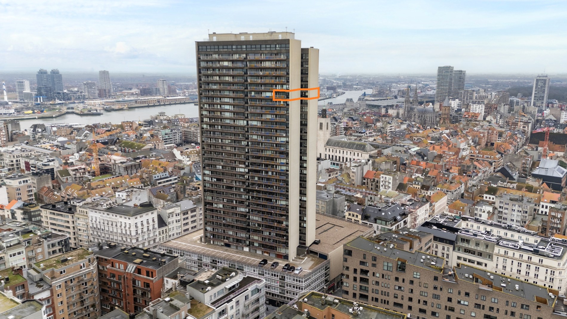 APP. 4 CHAMBRES DANS LE CENTRE AVEC VUE PANORAMIQUE SUR LA MER ET LA VILLE 