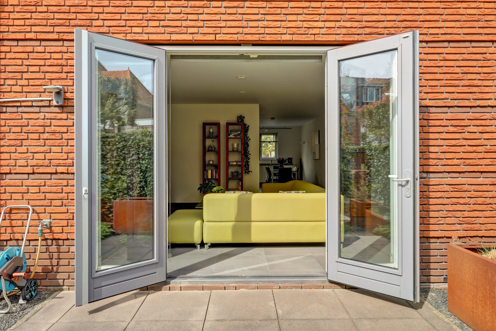 Luxe en royale 5-kamer 2-onder-1-kap woning met garage, eigen parkeerplaats, sauna én zonnige tuin op het zuiden en gelegen in een rustige straat! 