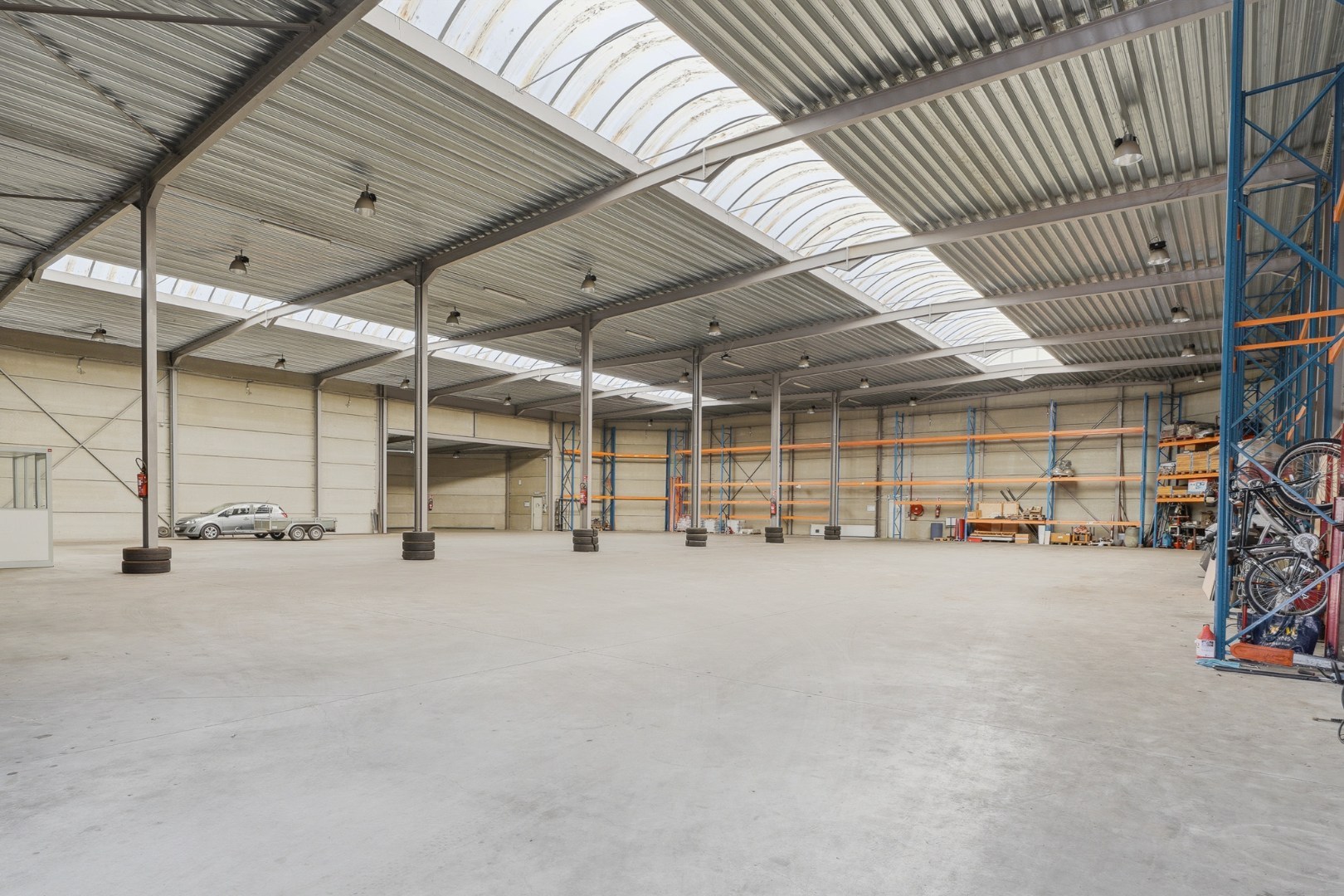 Bedrijfswoning met ruime loods van ca. 1.530 m² in de ambachtelijke zone van Eernegem 