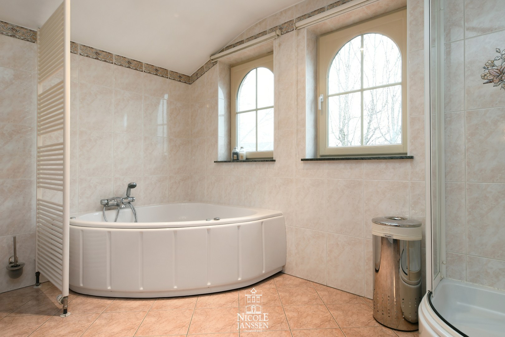 Badkamer met hoekbad 