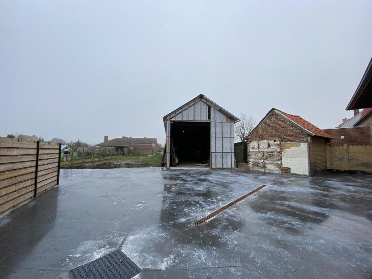 Ruime, energiezuinige nieuwbouwwoning met loods te Brielen 