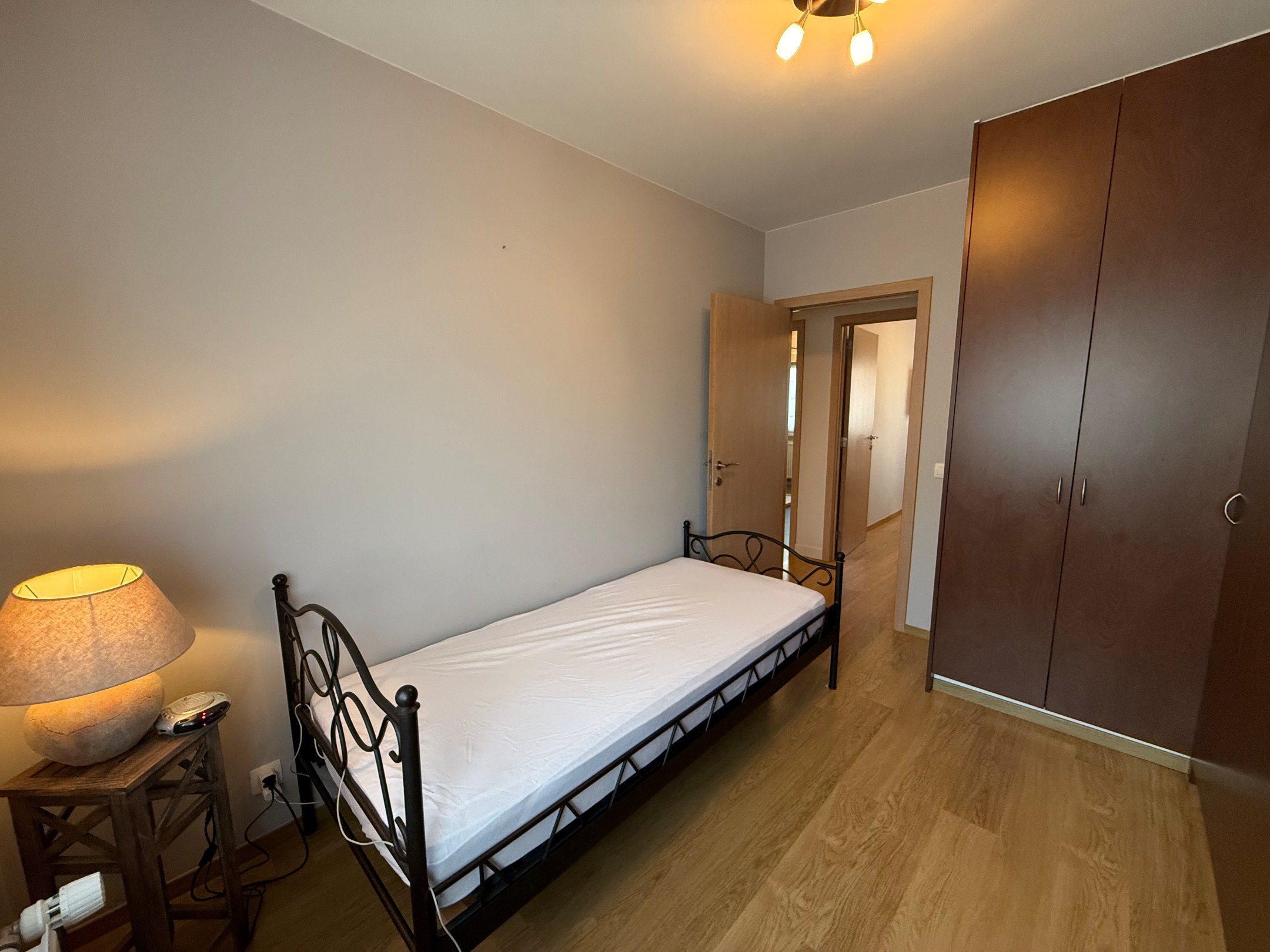 Non meublé - Maison bien entretenue avec trois chambres située dans le vieux Knokke, à distance de marche du centre commercial de Knokke et du Zoute. 