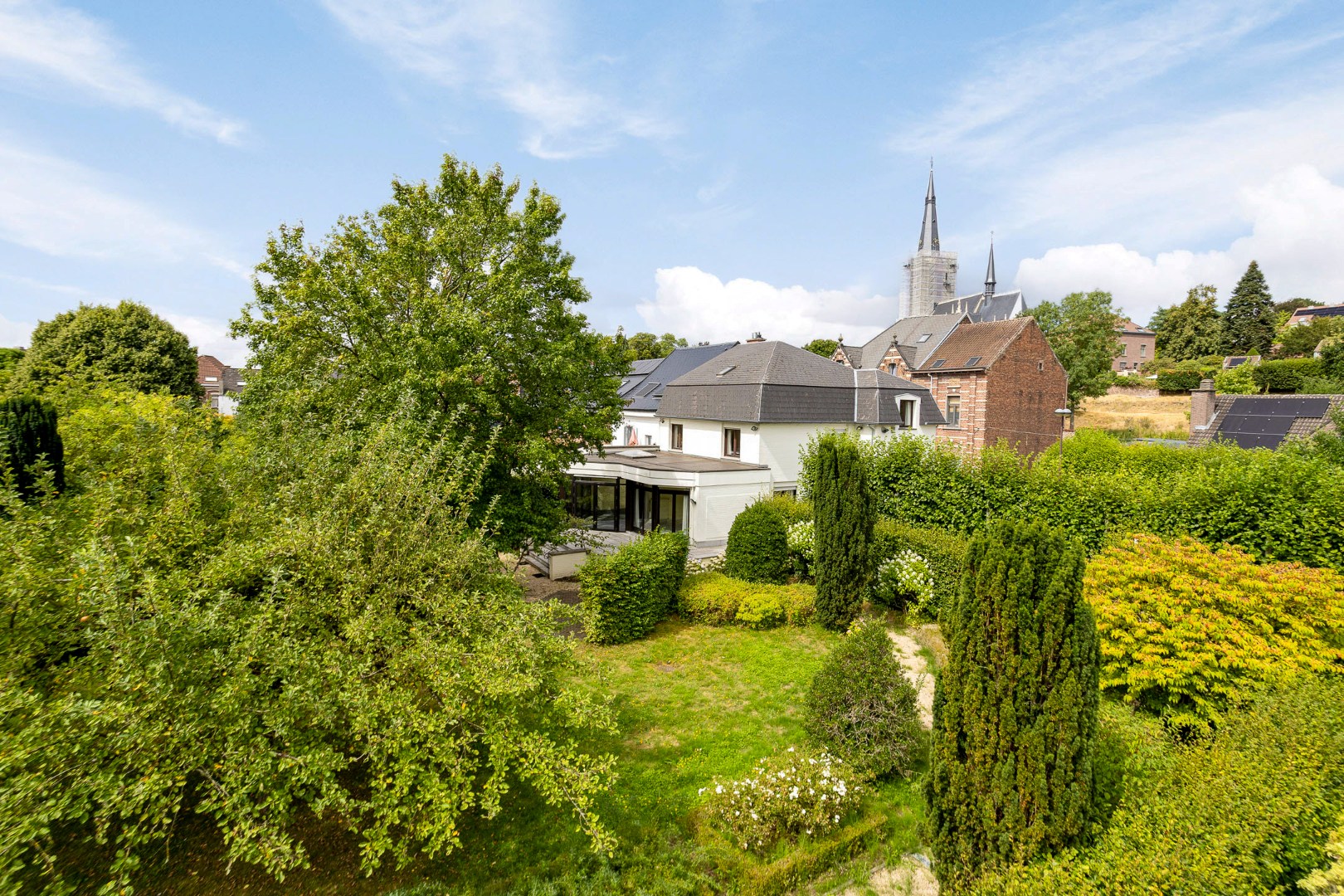 Charmante halfopen woning op twee percelen, prachtig aangelegde, bloemrijke tuin - 1652 ALSEMBERG (BEERSEL) 