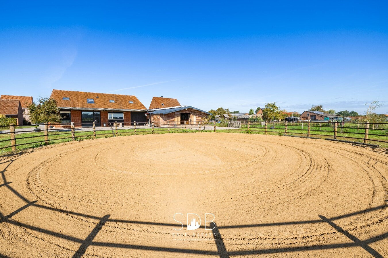 Hedendaagse woning met hippische accommodatie op 17.782m² 