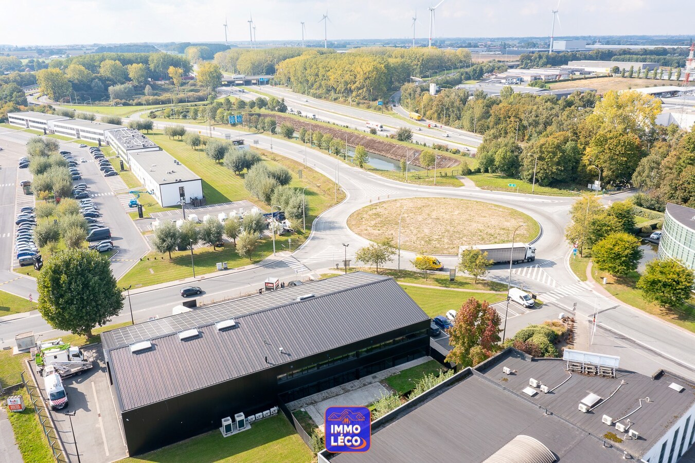 Show-Room rénové de 470m² offrant une situation exceptionnelle, parking et jardin. 