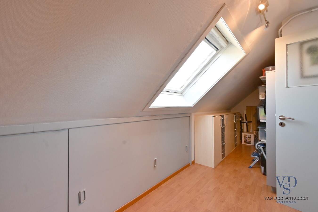 Tijdloze villa met zwembad in residentiële wijk 