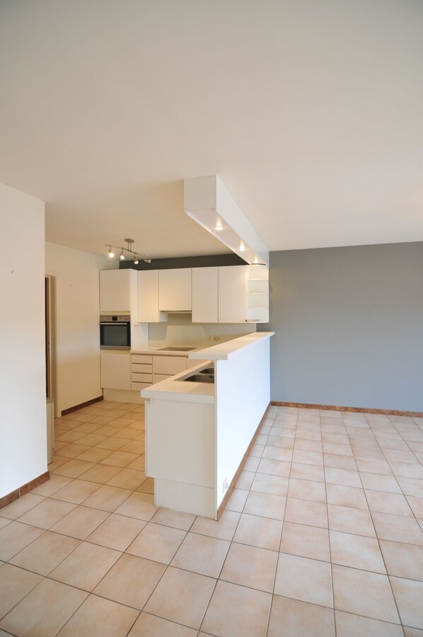Ruim en instapklaar appartement met garage in Sint-Denijs 