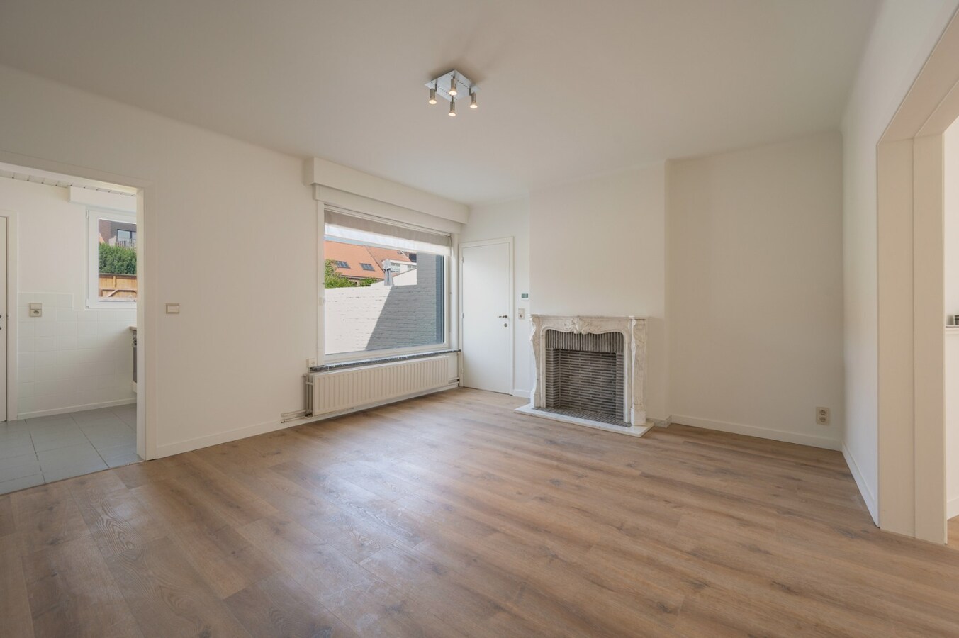 Brede gezinswoning met garage, privé staanplaats en zonnige stadstuin in Oud-Knokke. 