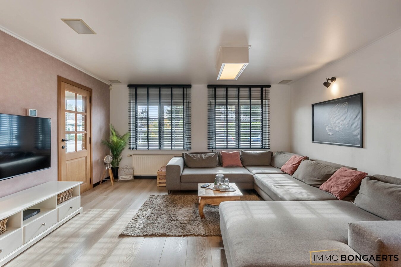 Instapklare woning met 4 slaapkamers en zwembad 