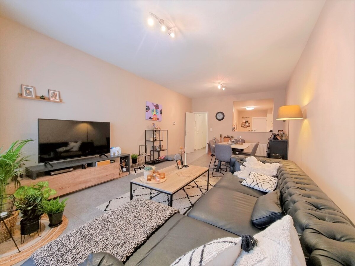 Centraal gelegen gelijkvloers appartement met twee slaapkamers en stadskoer 