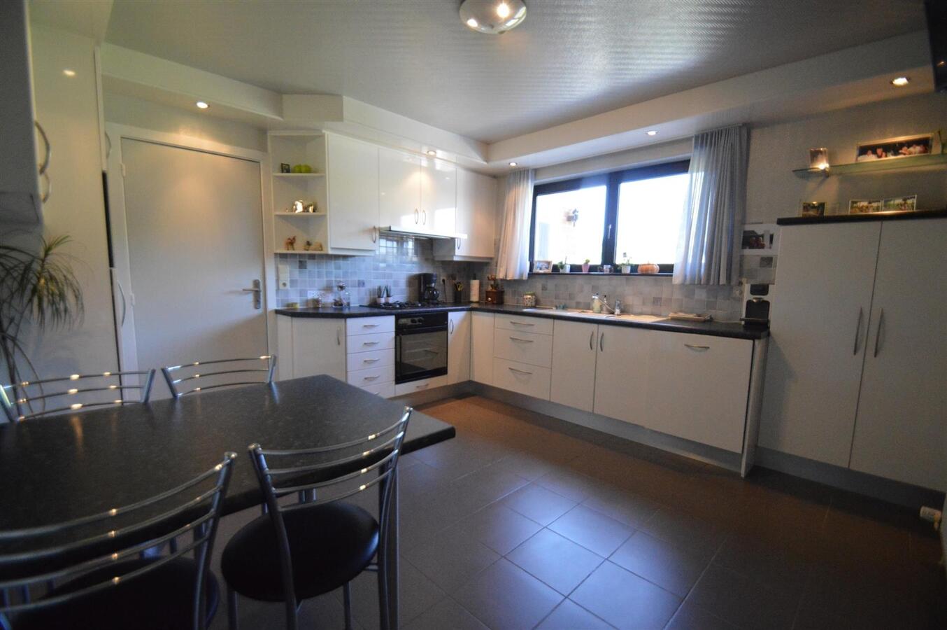 Gezinswoning met grote tuin, oprit &amp; garage - Ramskapelle 