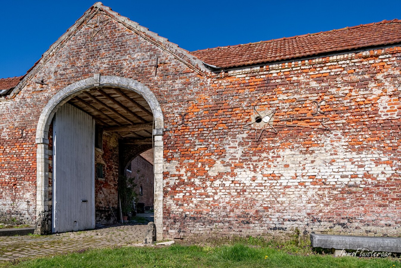 Te renoveren vierkantshoeve op een ruim perceel van ca. 2,6ha te Kortenaken 