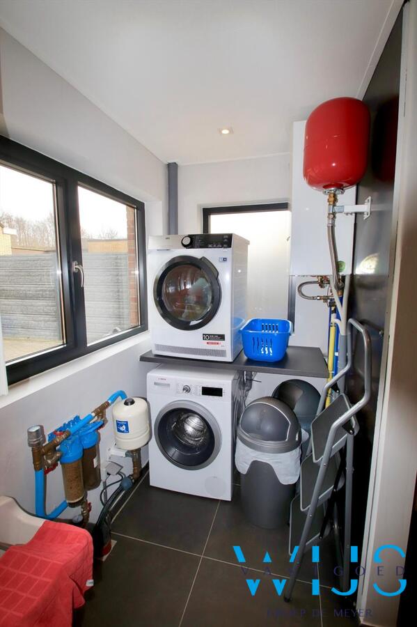 Tot in de puntjes gerenoveerde halfopen bebouwing met lounge gedeelte! 