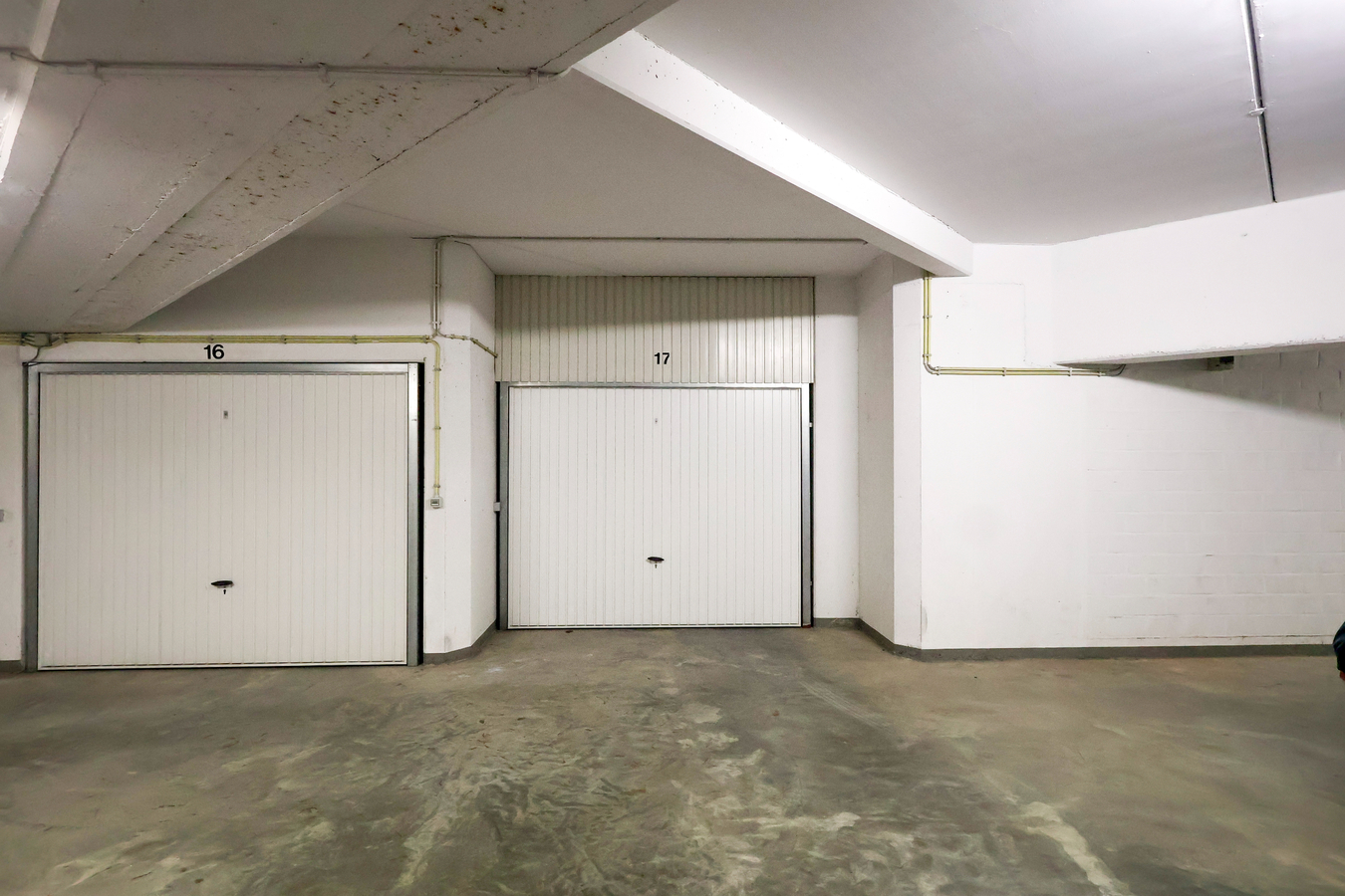 Ruime garage in Residentie Eden Garden 