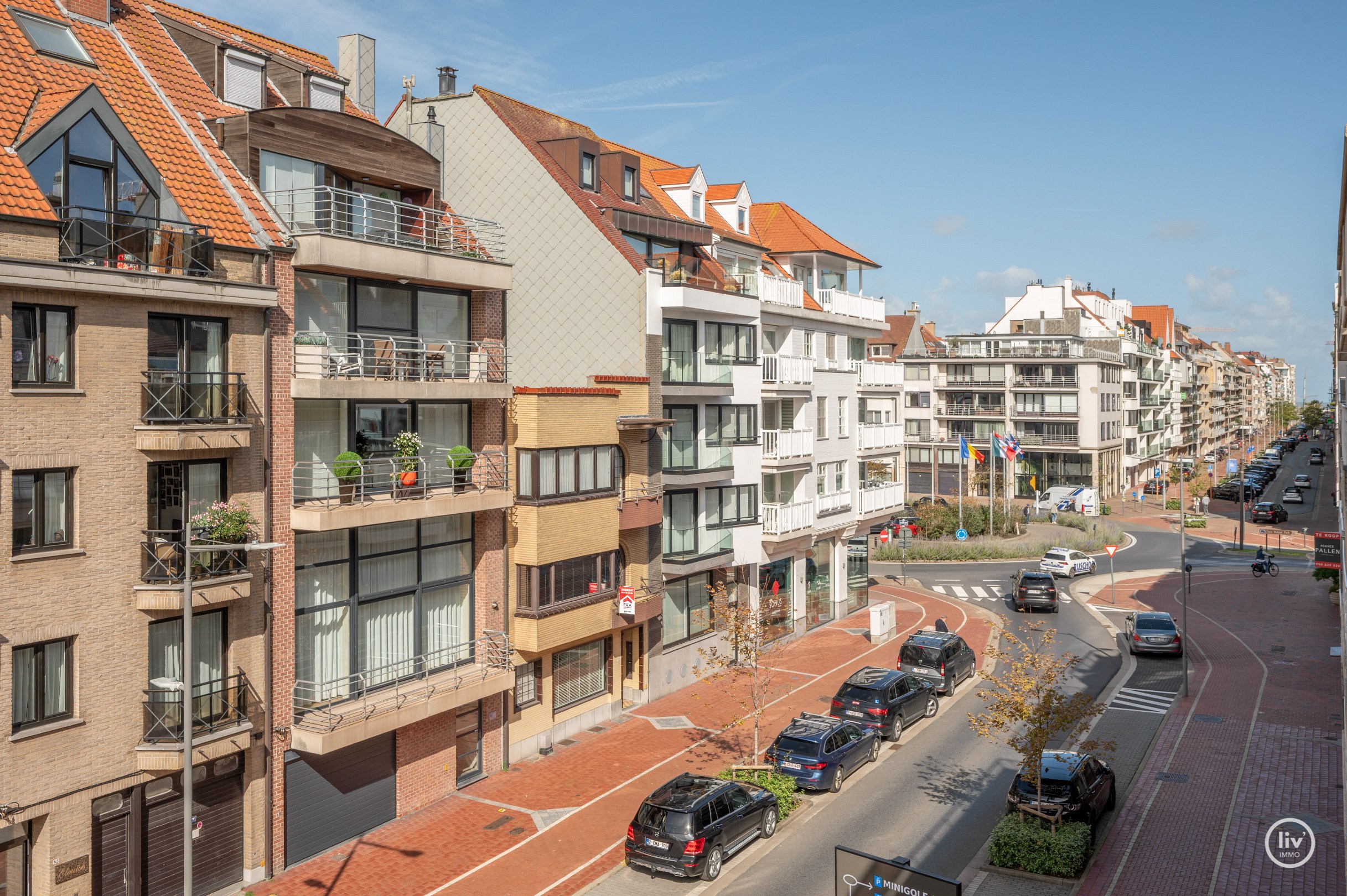 Appartement élégamment rénové avec deux chambres et deux terrasses, situé au centre de Knokke. 