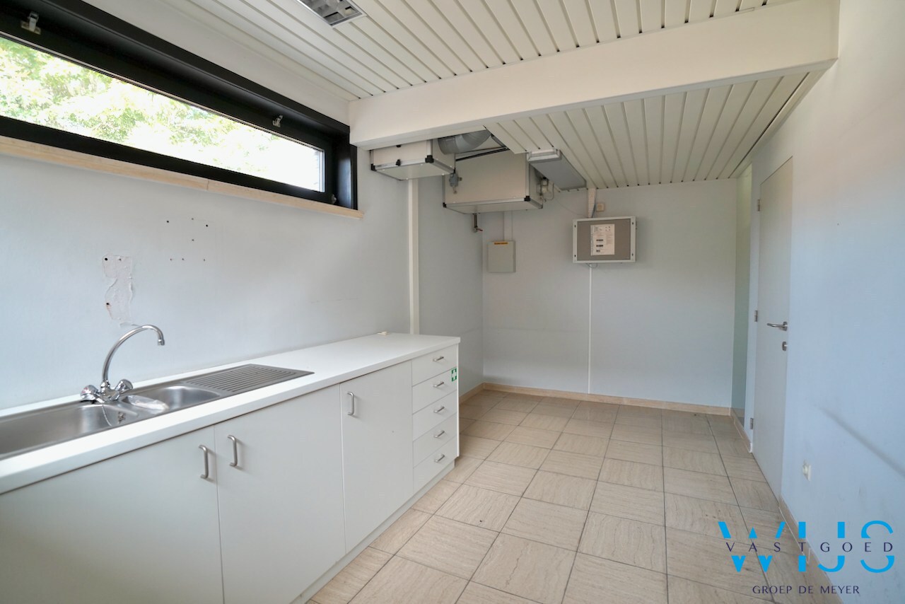 Ruim handelspand in de hoofdstraat van Ertvelde ! 