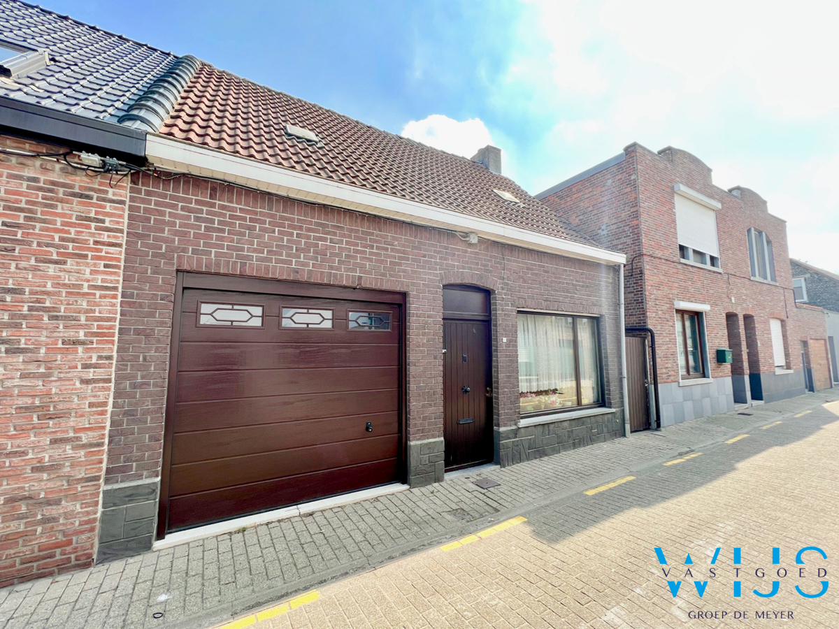 Te renoveren woonhuis op een zeer rustige ligging te Zelzate ! 