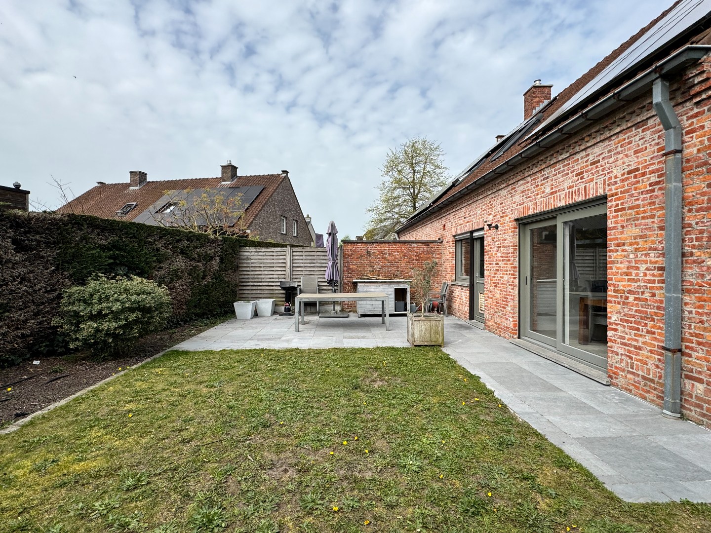 Instapklare halfopen bebouwing met 3 slaapkamers, tuin en garage te Zulte. 
