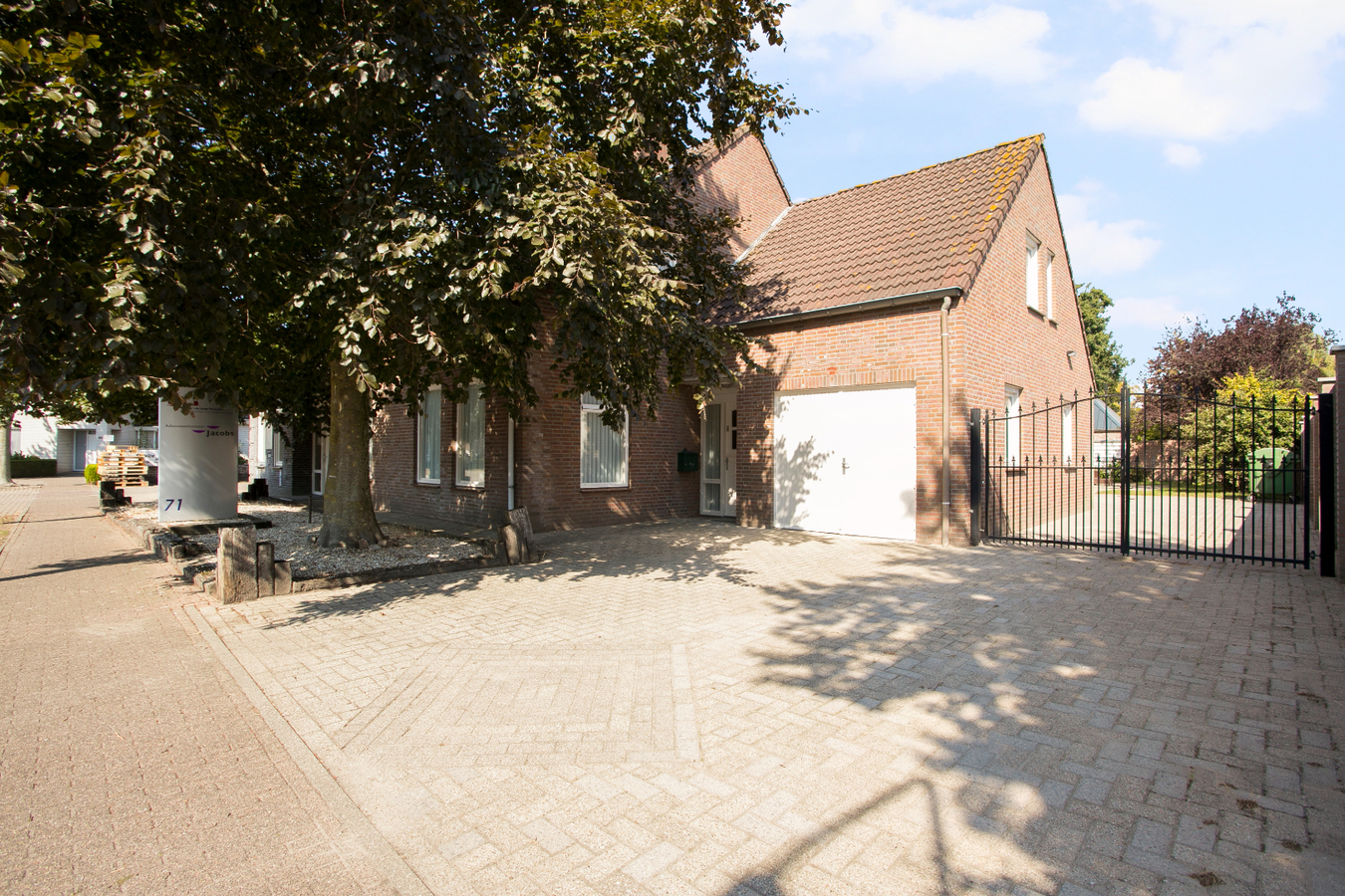 Deze vrijstaande woning met bedrijfsgebouwen staan aan de rand van Reusel tegen het bedrijventerrein. 