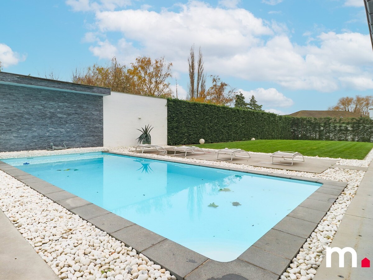 Sublieme Villa met 5 slaapkamers en Zwembad te Kortrijk ! 