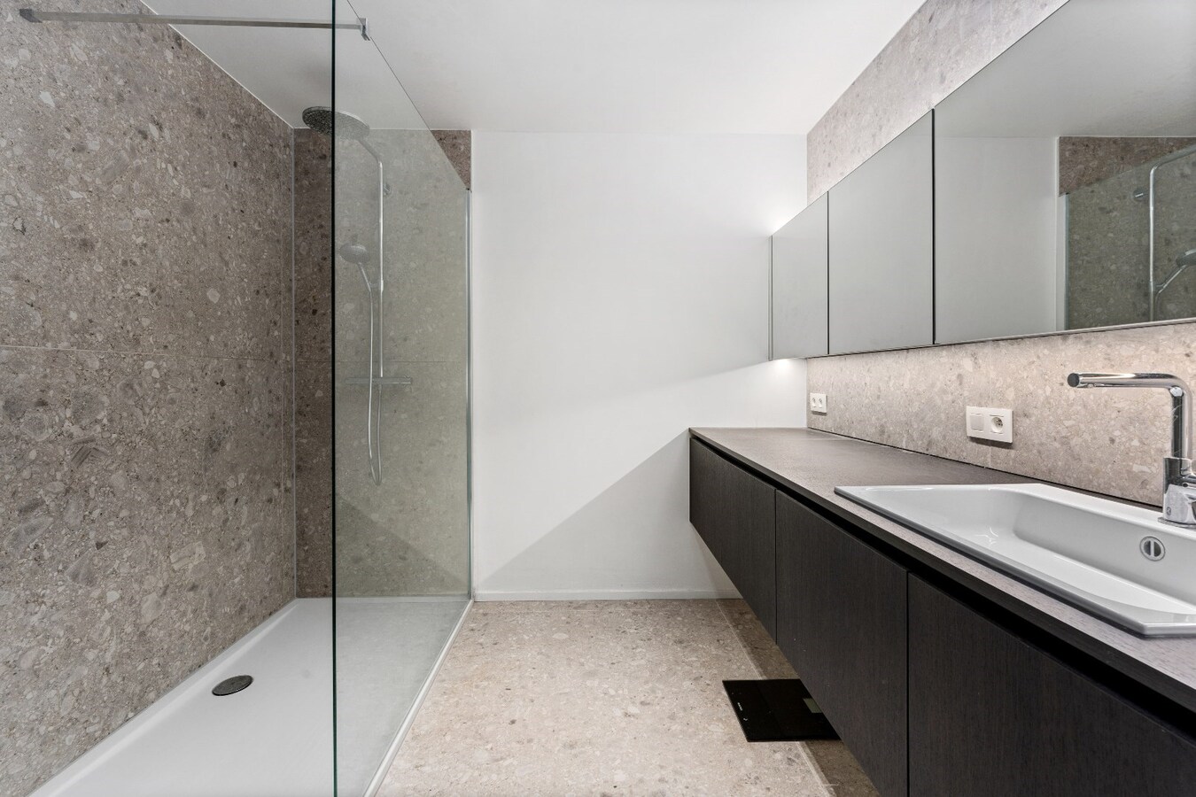 Instapklaar appartement met 2 slaapkamers en autostandplaats te Koekelare 