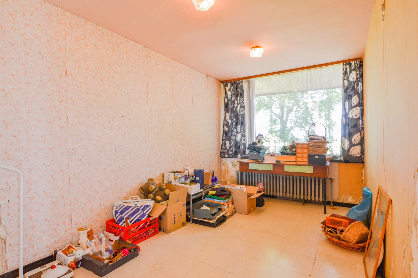 Te renoveren villa met bijgebouwen op landelijke ligging 