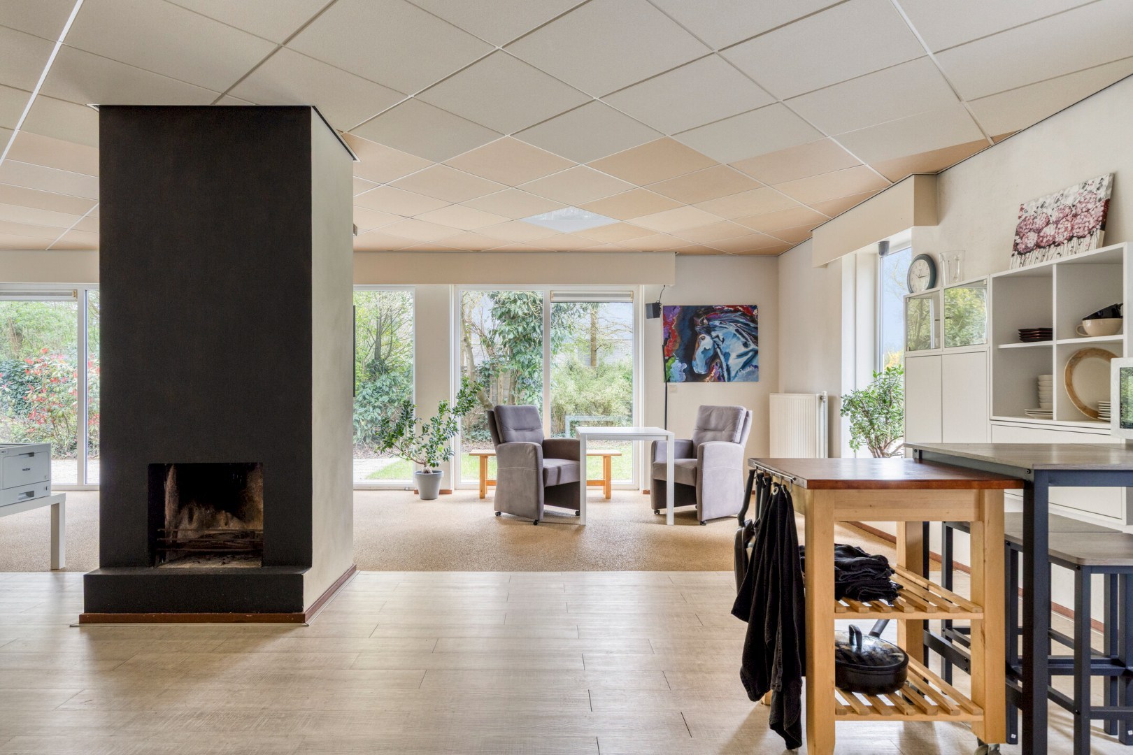 T.A. Makelaardij biedt aan: Populierenlaan 2 te Kamperland. Op loopafstand (ca. 200m.) van het Veerse Meer staat deze rustig gelegen vrijstaande woning op een royaal perceel (860m2) aan een doodlopend 