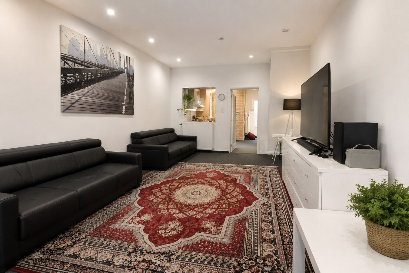 Te koop: uitzonderlijk ruime woning op centrale ligging met 6 slaapkamers, 3 badkamers én stadstuin! 