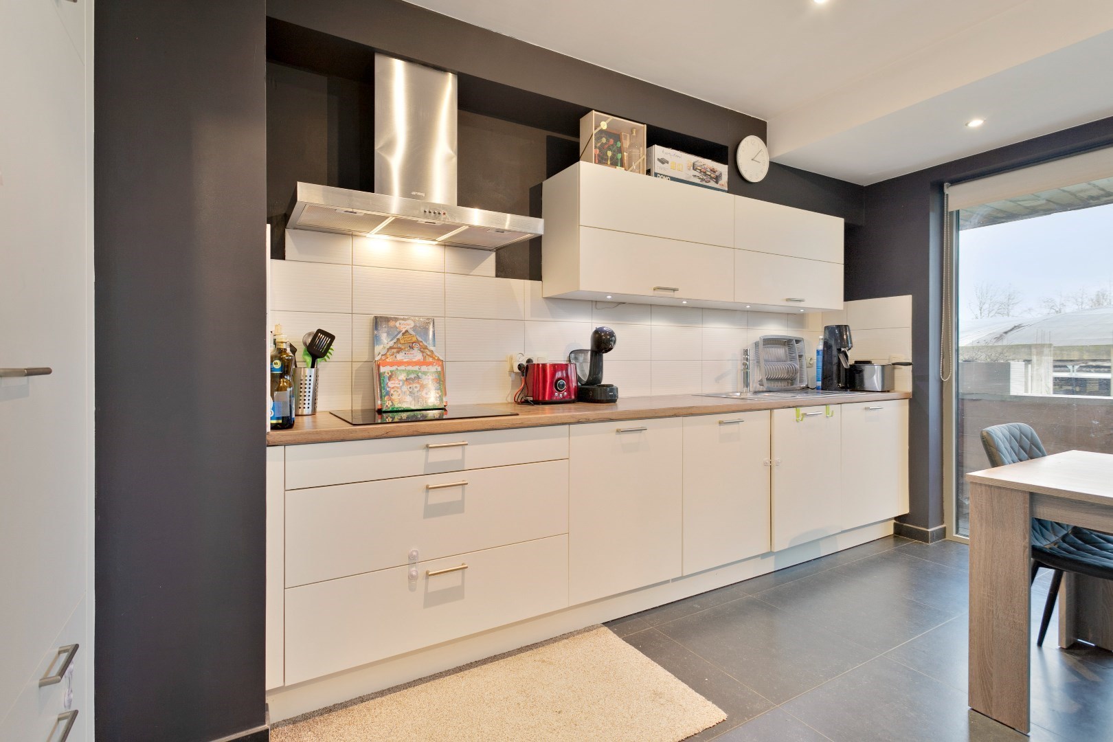 Recent lichtrijk 2slpk-appartement met terras, garagebox en kelder 