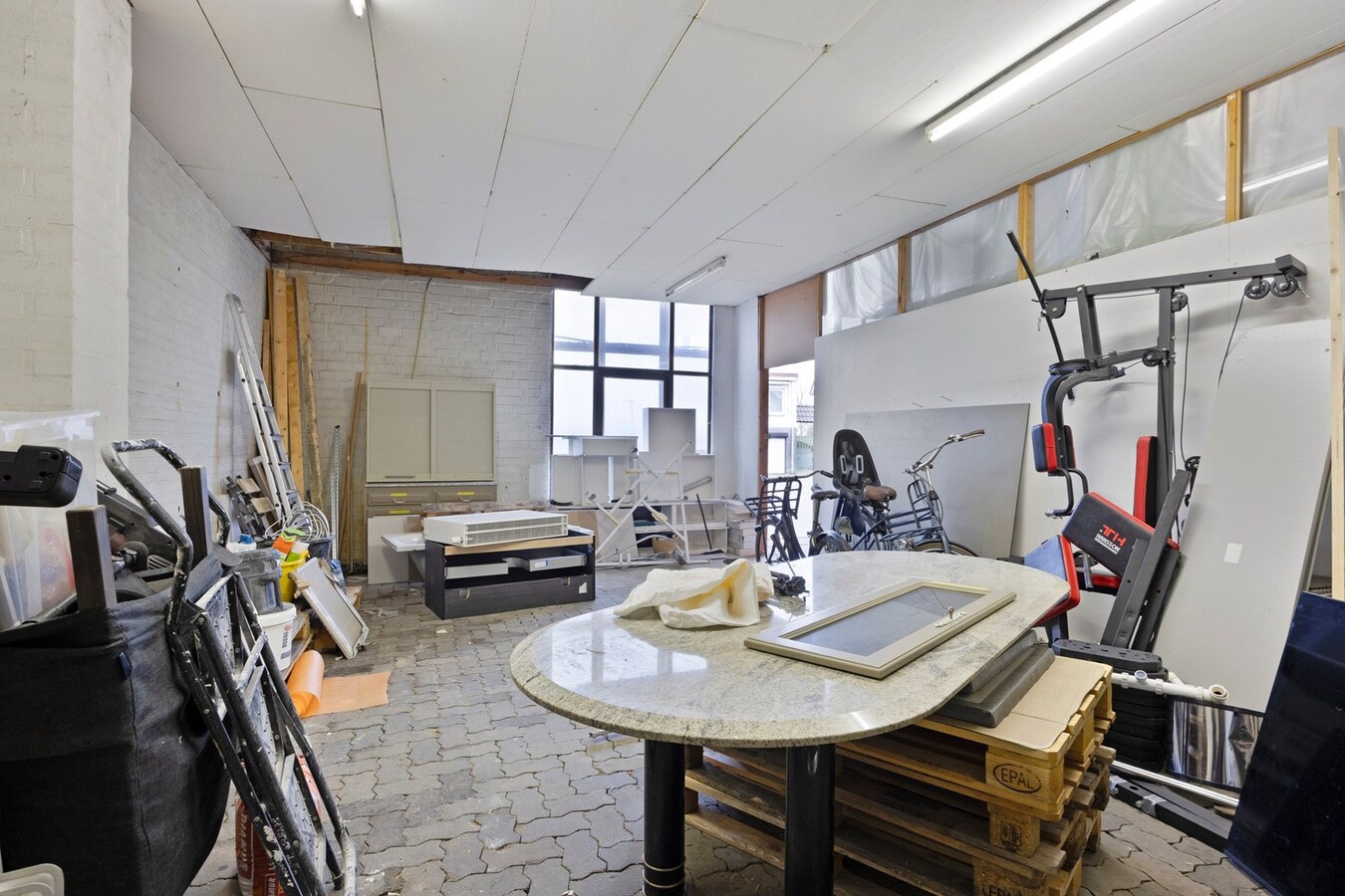 Woning met vergunde loods (300 m² x 2) en bijgebouw (50,50 m²). 