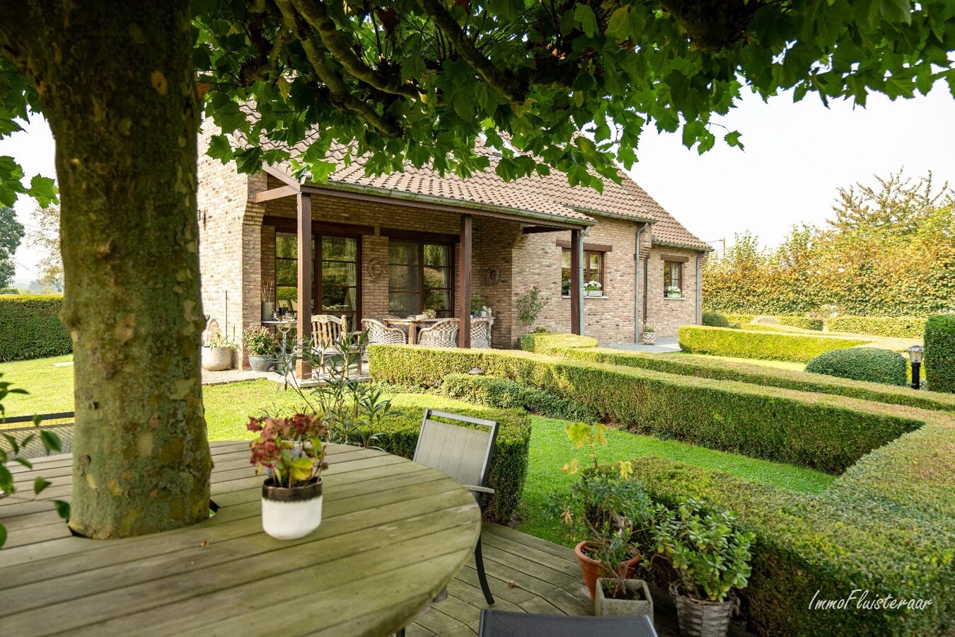 Prachtige villa met een ruim stalgebouw op ca. 2,2 ha te Dilsen-Stokkem 