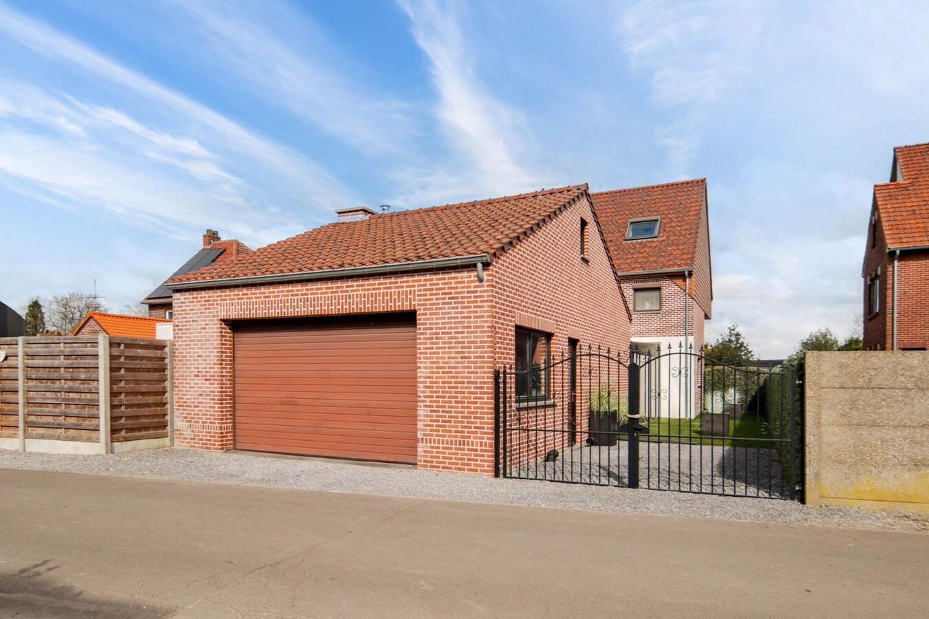 Gerenoveerde, goed onderhouden woning nabij het centrum van Bree mét een grote garage/werkplaats bereikbaar langs de Filterstraat aan de achterzijde van de woning! 