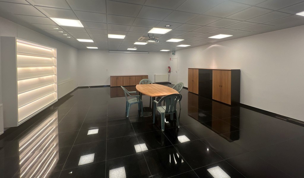 Bedrijfsgebouw met villa te huur langs E17 in Kruisem