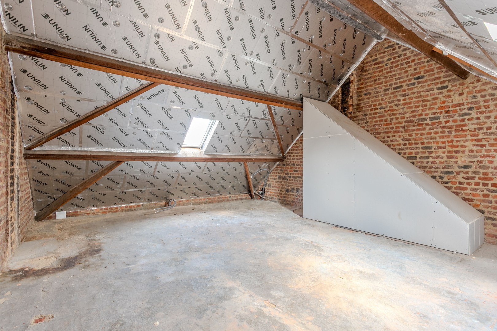 Gerenoveerde woning (EPC B) met 3 slpks (5 mogelijk) garage en tuin in een rustige straat te Lembeek 
