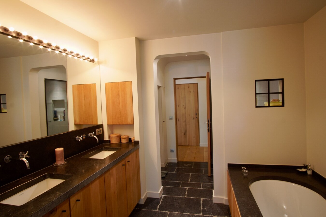 Hippisch centrum "De Kraal" met aanpalende luxe villa op ca. 9,1 ha te Zandhoven 